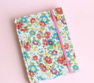 Libreta floral con goma