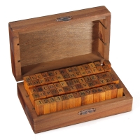 Caja de 70 sellos de madera Alfabeto